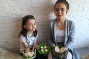 Pracowite-ptaszki-ze-swoimi-gniazdkami-Maja-S.-wspólnie-ze-swoją-siostrą-Glorią-S.